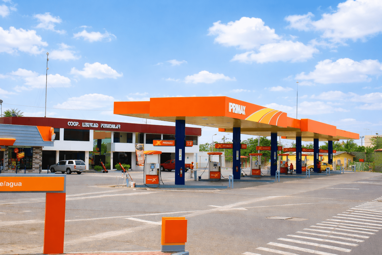 Estación de servicio Primax a mediodía